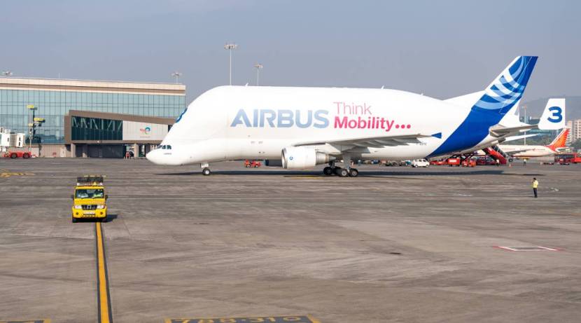'A 300-600 ST एअरबस बेलुगा' हे मालवाहू विमान विमानतळावर उतरताच त्याची भव्यता पाहून प्रवासी अवाक झाले.(फोटो सौजन्य- CSMIA ट्विटर)