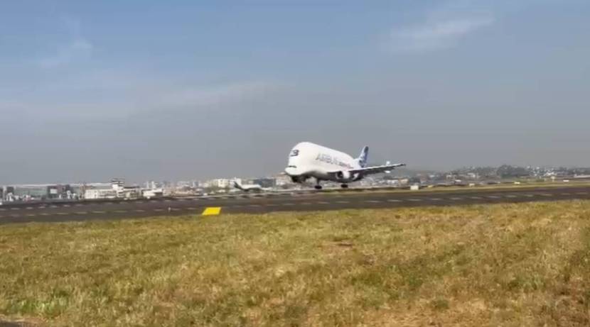 मुंबई विमानतळावर या सुपर ट्रान्सपोर्टर विमानाने पहिल्यांदाच हजेरी लावली आहे.(फोटो सौजन्य-एक्स्प्रेस)