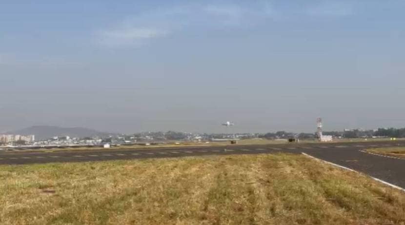 जगातील सर्वात आकर्षक आणि आलिशान 'एम्ब्रेअर E195-E2' हे विमानदेखील मुंबई विमानतळावर उतरले आहे.(फोटो सौजन्य-एक्स्प्रेस)