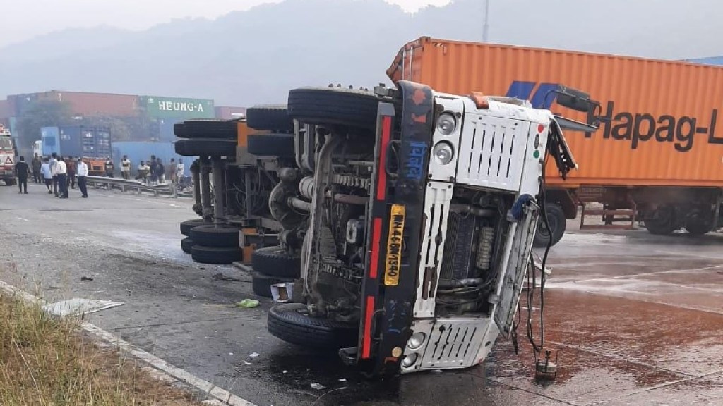 a chemical container overturned on the jnpt palspe national highway traffic jam uran navi mumbai