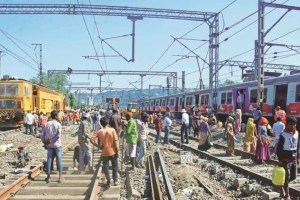 megablock on all three lines of central railway appeal to avoid sunday local travel