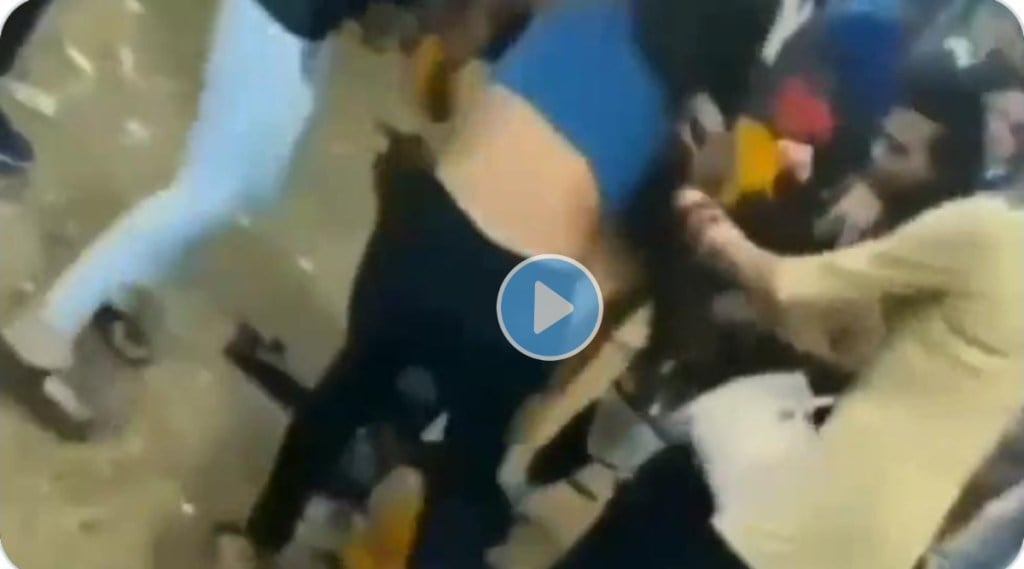Video: भर जत्रेत बॉयफ्रेंडसाठी ५ मुलींनी एकीला बेदम मारले; भांडण सोडवायला गेलेल्या तरुणाला देखील पडल्या लाथा-बुक्या