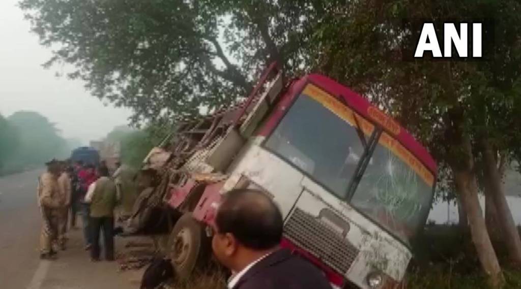 bus collides with truck in Uttar Pradesh's Bahraich