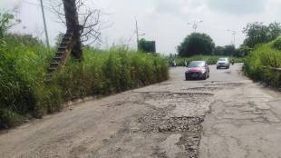 potholes darkness and bushes at navghar flyover possibility of accident in uran navi mumbai