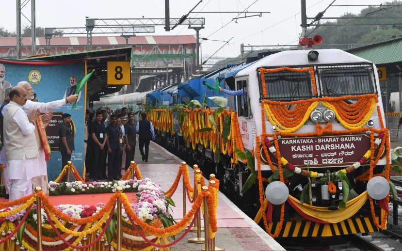 मोदींनी भारत गौरव काशी दर्शन ट्रेनलाही हिरवा झेंडा दाखवला.