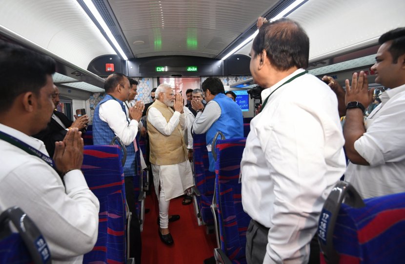 पंतप्रधान नरेंद्र मोदी आज(शुक्रवार)पासून दक्षिण भारतामधील चार राज्यांच्या दोन दिवसांच्या दौऱ्यावर आहेत.