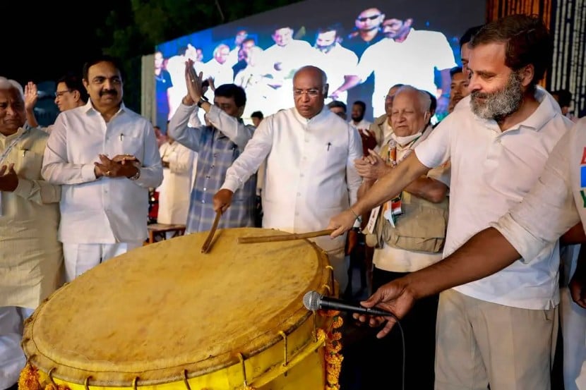 मध्य प्रदेशमध्ये पोहोचण्यापूर्वी या यात्रेने महाराष्ट्रातून मार्गक्रमण केले. नांदेडमध्ये काँग्रेस अध्यक्ष मल्लिकार्जून खरगे आणि राहुल गांधी ढोलवादनाचा आनंद लुटताना…(फोटो सौजन्य-पीटीआय)