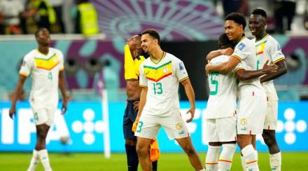 सेनेगलचे खेळाडू विजयाचा आनंद साजरा करताना (AP Photo/Francisco Seco)