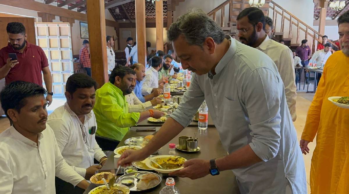 याच काळात कार्यकर्त्यांनी मोठे परिश्रम घेतल्याने संभाजीराजे यांनी कार्यकर्त्यांना घेऊन मिसळ खाण्याचा बेत आखला होता.