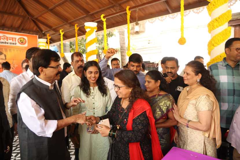 याशिवाय भांडूर येथील त्यांच्या निवासस्थानी अनेकजण त्यांना प्रत्यक्ष भेटून शुभेच्छा देण्यासही येत आहेत.