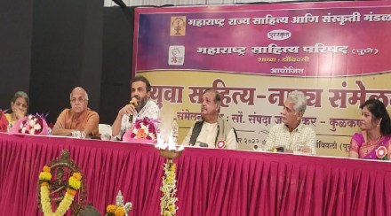 Senior dramatist Shekhar Dhavalikar expressed his opinion about the play at the Yuva Natya Samelan seminar in Dombivli
