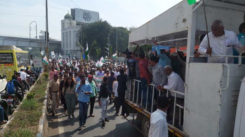 पूर्वी शेतातून रस्ता गेल्यास बाजारभावाच्या चौपट रक्कम शेतकऱ्यांना मिळत होती.