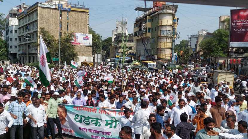 पुन्हा FRP एकरकमी करा, या प्रमुख मागणीसाठी स्वाभिमानी शेतकरी संघटनेच्या वतीने मोर्चा आयोजित करण्यात आला होता.