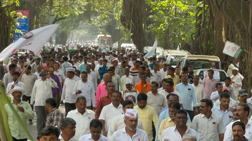 मोटारचालक तसेच दुचाकीस्वारांना कोंडीत अडकून पडावे लागले.