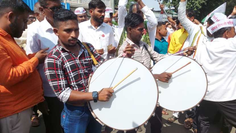 राज्यात दहा ते बारा लाख ऊस तोडणी मजूर असून, या मजुरांच्या मुकादमाला भरघोस कमिशन मिळते.