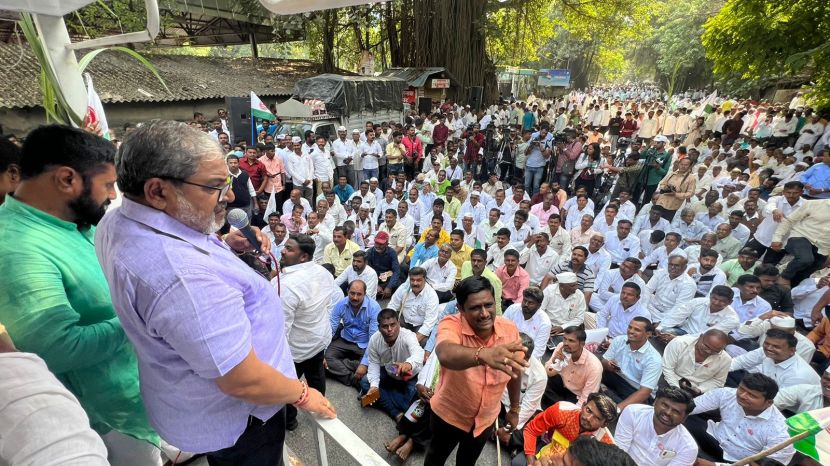 परंतु शेतकरी विरोधी दोन निर्णय घेतले नाहीत. त्यामध्ये उसची रास्त आणि किफायशीर किंमत तथा एफआरपी एकरमी देण्याऐवजी तिचे तुकडे करणारा कायदा विधानसभेत मंजूर केला.