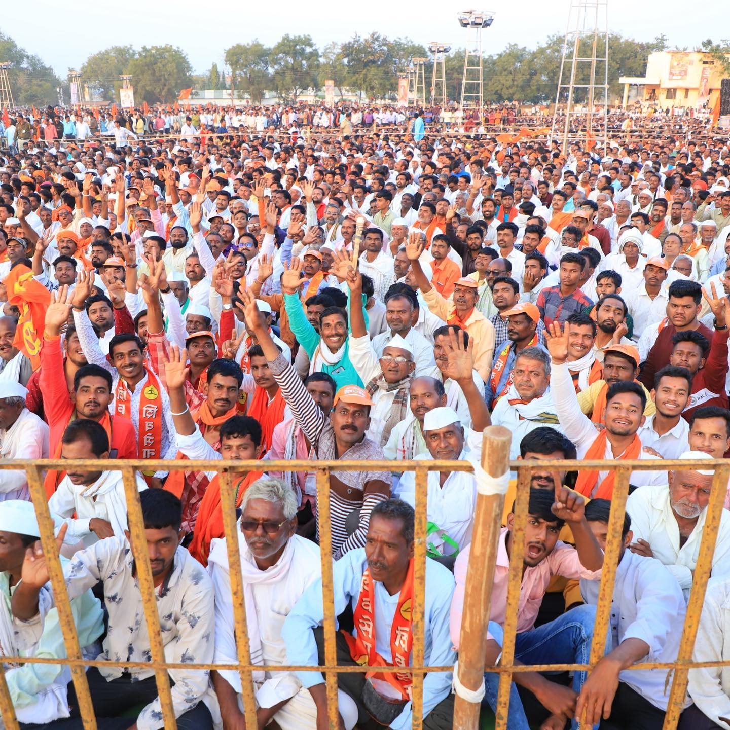 त्यांना आशीर्वाद घ्यायला गुवाहटीला जाण्याची गरज लागली, मी तुमचे आशीर्वाद घ्यायला आलो आहे. मी जिजाऊंच्या जन्मस्थान असलेल्या बुलढाण्यात माझ्या माता-भगिणींचे आणि शेतकरी बांधवांचे आशीर्वाद घ्यायला आलो आहे - उद्धव ठाकरे