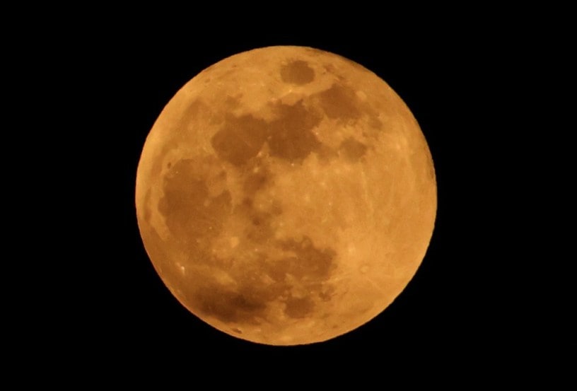 पौर्णिमेच्या दिवशी जेव्हा चंद्र पृथ्वीच्या सावलीच्या क्षेत्रातून जातो तेव्हा काही काळासाठी पूर्ण चंद्रग्रहण होते. (फोटो- अमित चक्रवर्ती)