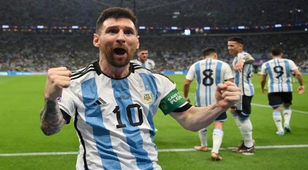 Argentina beat Mexico 2-0