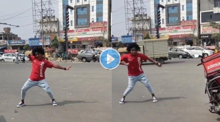 Zomato delivery boy starts dancing on the middle of the road netiznes react with worry