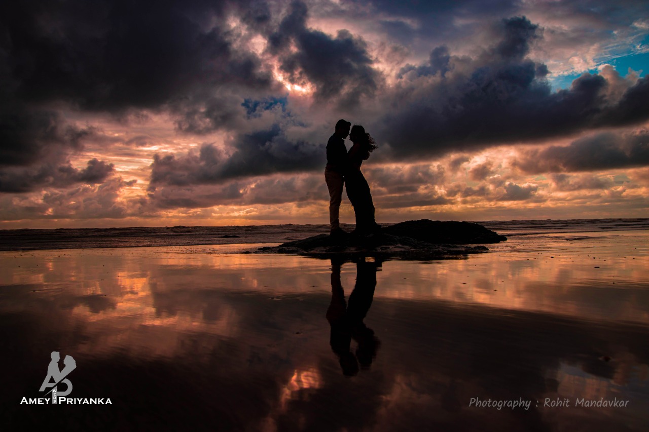 try these amazing Pre Wedding Photoshoot ideas on beach sunset traditional look candid photos viral