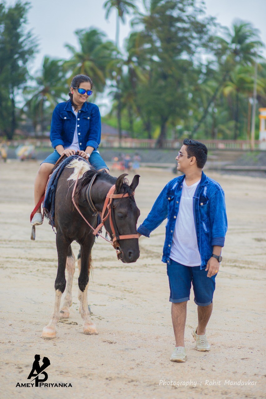 try these amazing Pre Wedding Photoshoot ideas on beach sunset traditional look candid photos viral