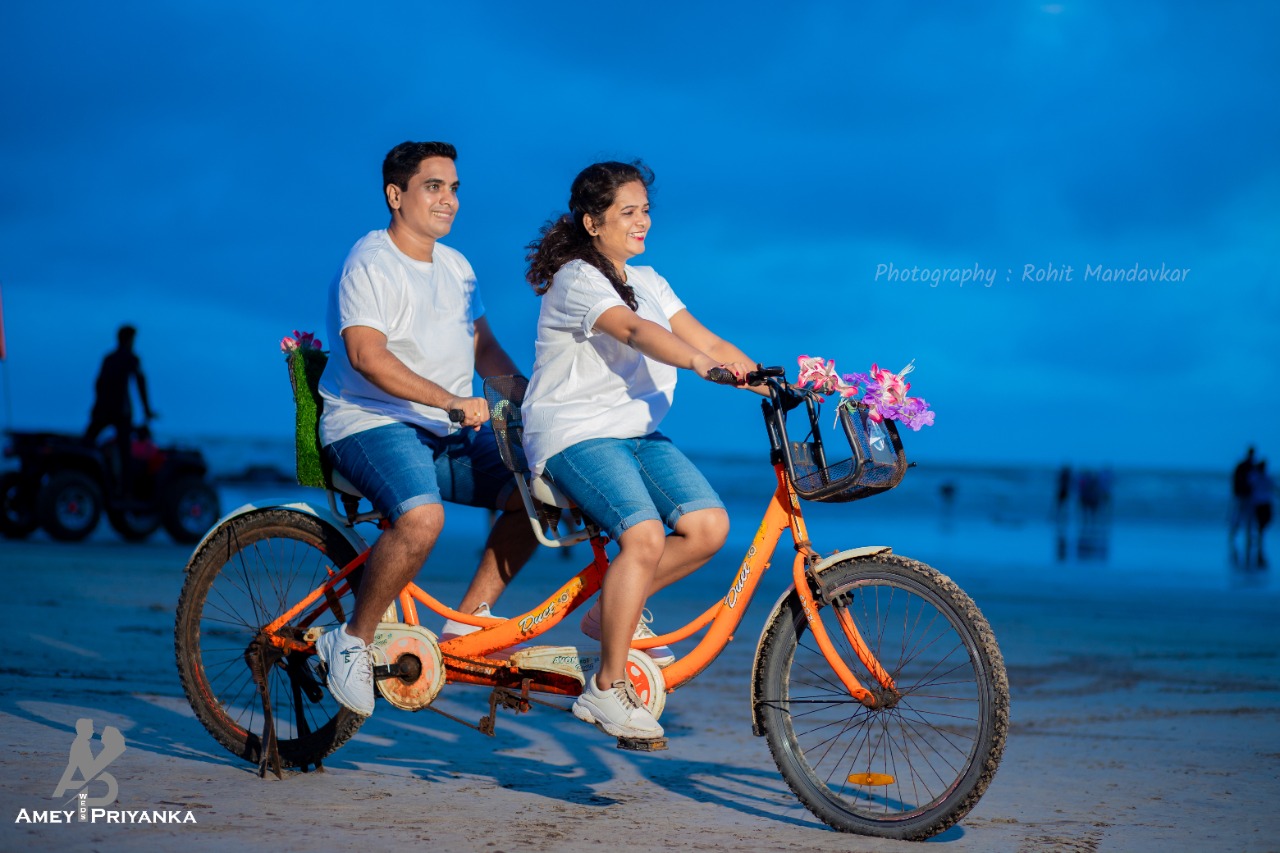 try these amazing Pre Wedding Photoshoot ideas on beach sunset traditional look candid photos viral