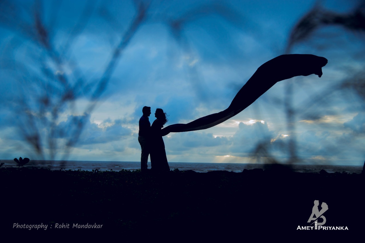 try these amazing Pre Wedding Photoshoot ideas on beach sunset traditional look candid photos viral