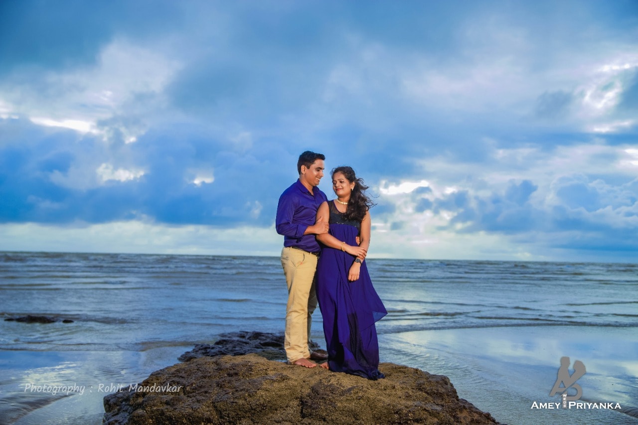 try these amazing Pre Wedding Photoshoot ideas on beach sunset traditional look candid photos viral