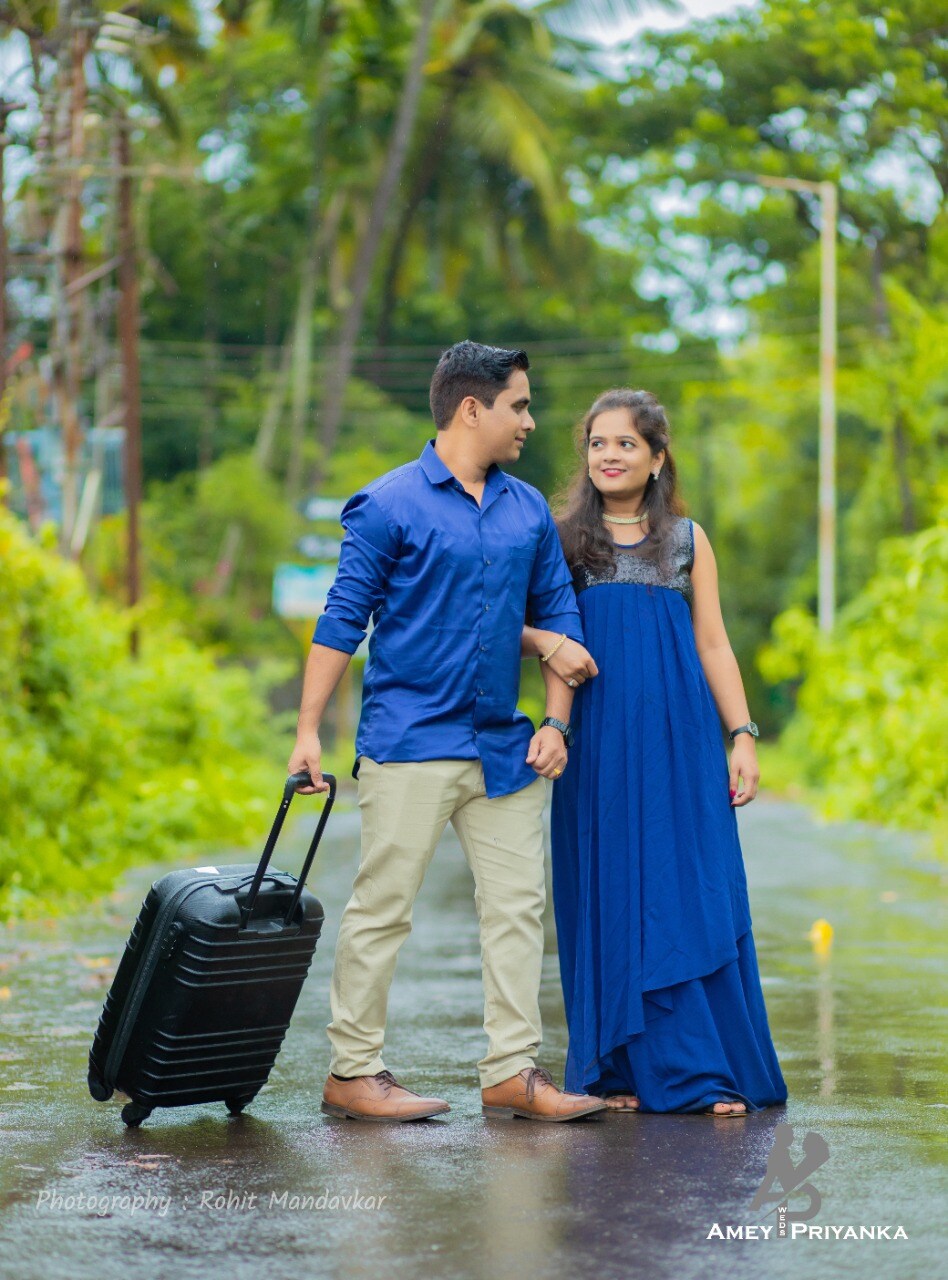 try these amazing Pre Wedding Photoshoot ideas on beach sunset traditional look candid photos viral