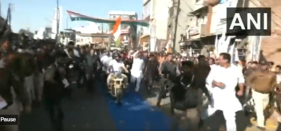 VIDEO: पदयात्रेतून ब्रेक घेत राहुल गांधींनी चालवली बाईक, ‘भारत जोडो’ यात्रेत दिसला खास अंदाज
