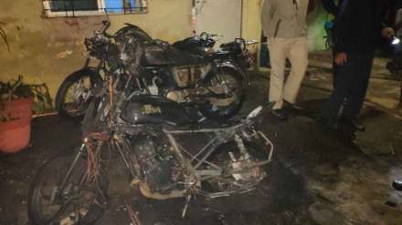 three vehicles belonging to cops set on fire by unidentified accused in nagpur