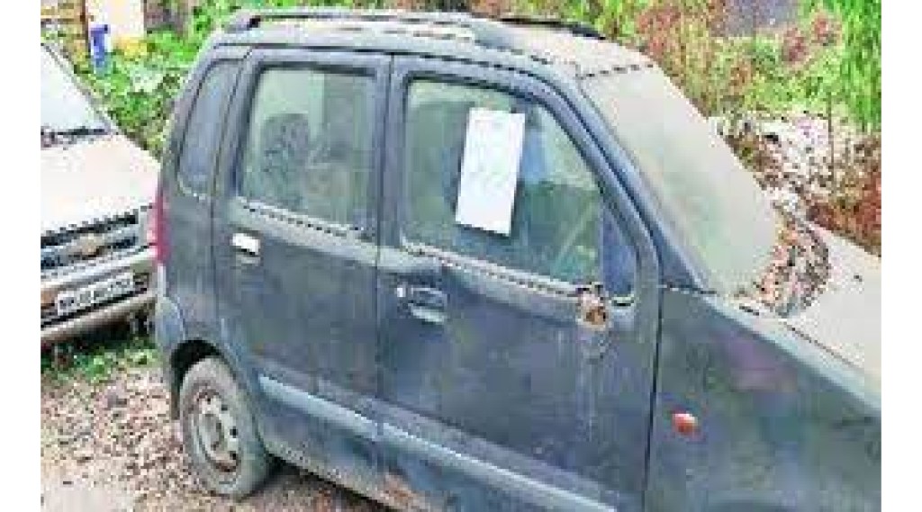 Notices pasted by Ulhasnagar Municipal Corporation on abandoned vehicles