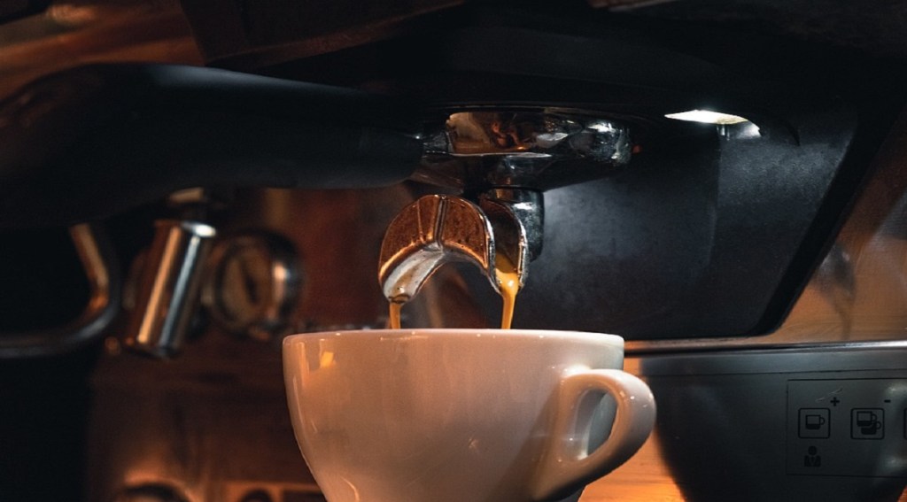 COFFEE MAKER घेण्यापूर्वी ‘या’ गोष्टी लक्षात ठेवा, फायद्यात राहाल