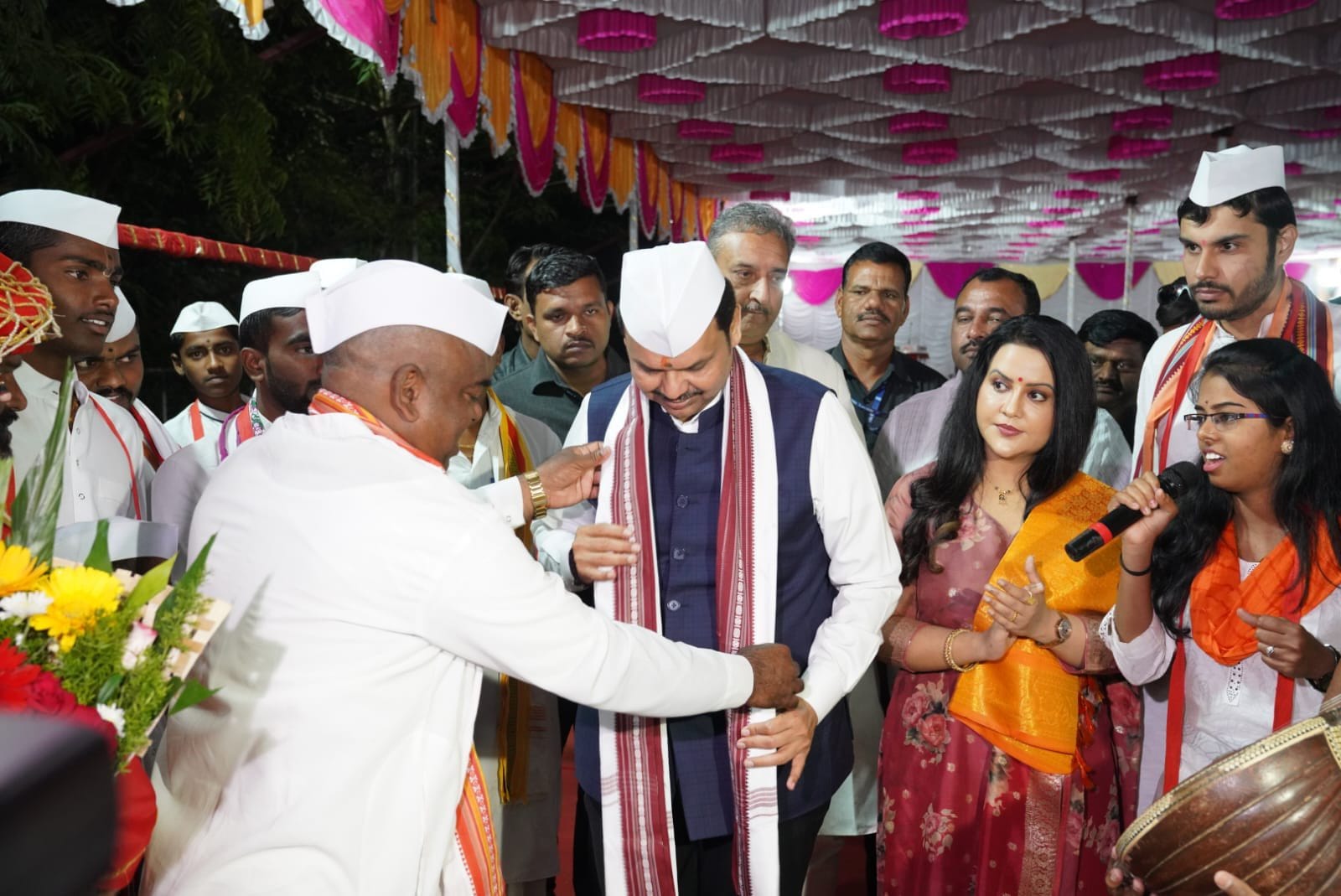 kartiki ekadashi photos Dmc devendra fadnavis along with wife Amruta fadnavis