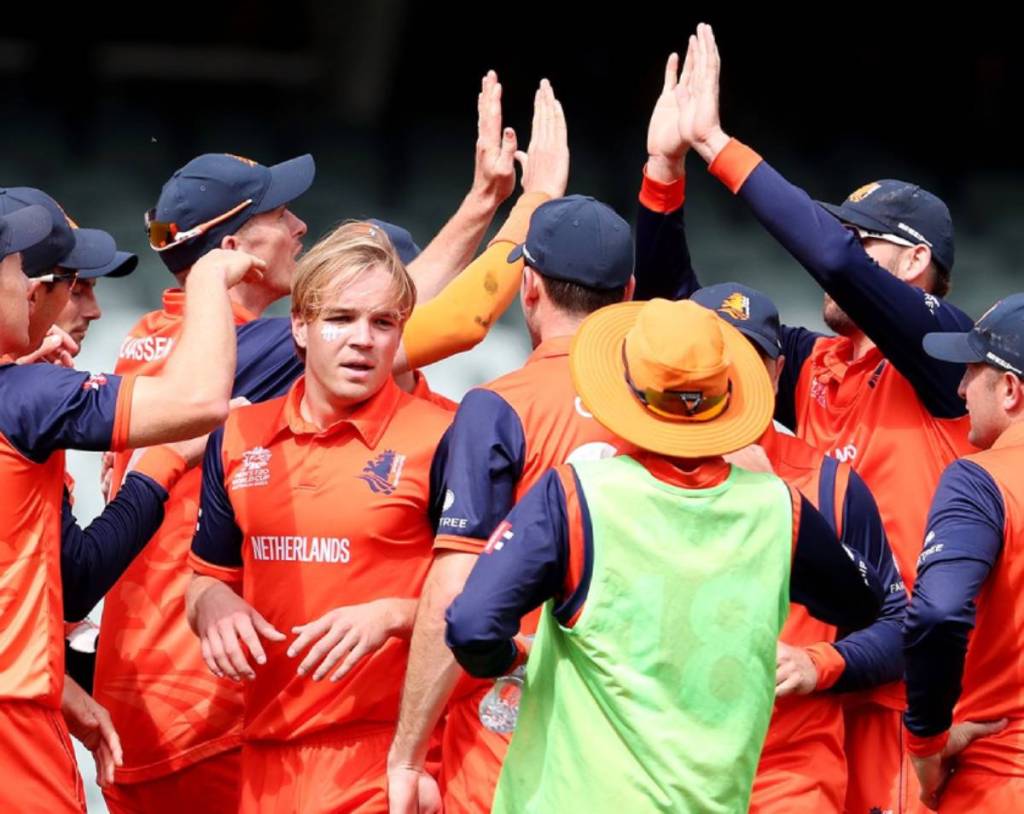 विकेट्सने विजय Max and Tom Cooper's partnership saw Netherlands beat Zimbabwe by 5 wickets