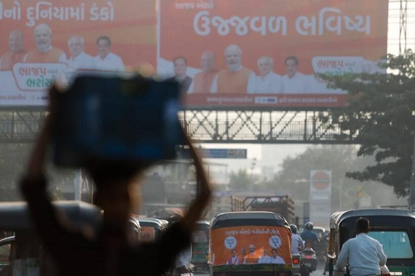 आगामी गुजरात विधानसभा निवडणुकीसाठी निवडणूक कार्यक्रम जाहीर झाला आहे. यंदाची निवडणूक ही दोन टप्प्यात होणार आहे. पहिल्या टप्प्यासाठी १ डिसेंबर तर दुसऱ्या टप्प्यासाठी ५ डिसेंबर रोजी मतदान पार पडेल. यासाठी सर्वच पक्षांकडून जोरदार तयारी सुरू आहे. गुजरातमधील शहरामध्ये मोठ्या प्रमाणात होर्डिंग्ज लागले आहेत. बऱ्यापैकी ऑटो रिक्षांवरती राजकीय पक्षाचे बॅनर दिसून येत आहे.