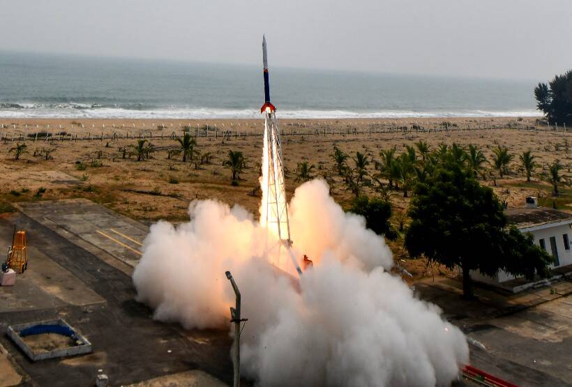 भारतीय अंतराळ संशोधन संस्था 'इस्रो'कडून शुक्रवारी श्रीहरीकोटा केंद्रावरून 'विक्रम-एस' या पहिल्या खाजगी रॉकेटचं यशस्वी प्रक्षेपण करण्यात आलं आहे.(फोटो सौजन्य-पीटीआय)