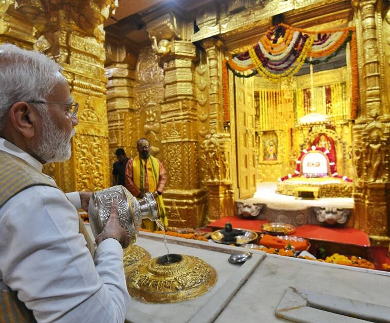 पंतप्रधान नरेंद्र मोदींनी मंदिरात अभिषेक केला.(फोटो सौजन्य-पीएमओ)