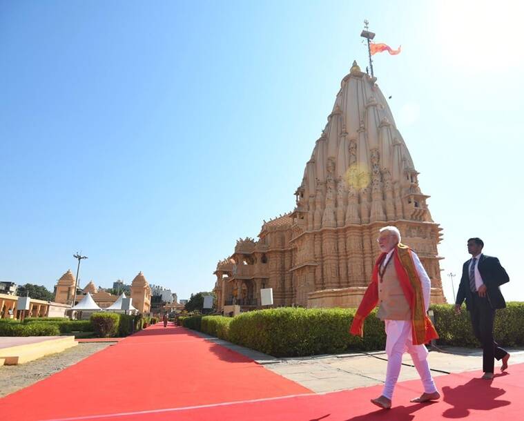 गीर सोमनाथ जिल्ह्यातून भाजपाचे चार उमेदवार रिंगणात आहेत. जिल्ह्यातील सभेपूर्वी पंतप्रधान नरेंद्र मोदींनी सोमनाथ मंदिरात दर्शन घेतले. (फोटो सौजन्य-पीएमओ)