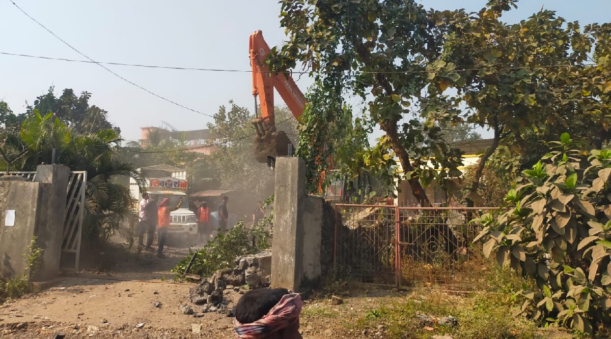 सराईत गुन्हेगार विकी देशमुख याच्या घरावर हातोडा