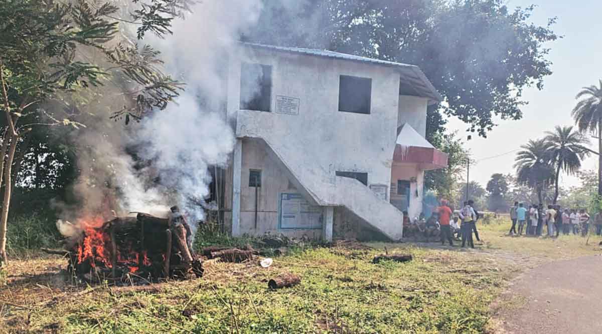 मृत्यू झालेल्या नागरिकाचा अंत्यसंस्कार ग्रामपंचायत कार्यालय परिसरामध्ये