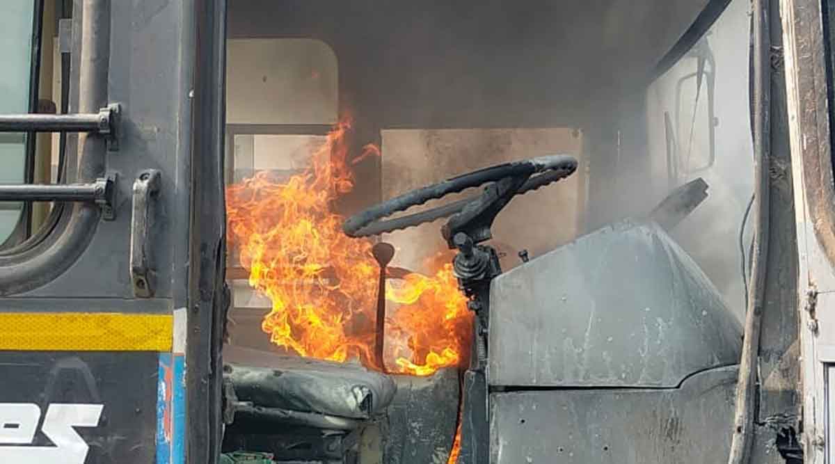 पुणे : बिबवेवाडीतील इंदिरानगर आगारात पीएमपी बसला आग; प्रवासी नसल्याने अनर्थ टळला