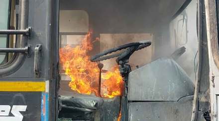 पुणे : बिबवेवाडीतील इंदिरानगर आगारात पीएमपी बसला आग; प्रवासी नसल्याने अनर्थ टळला