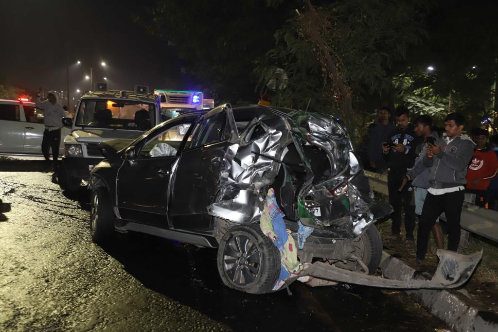 pune navale bridge accident photos Tanker hits 45 vehicles