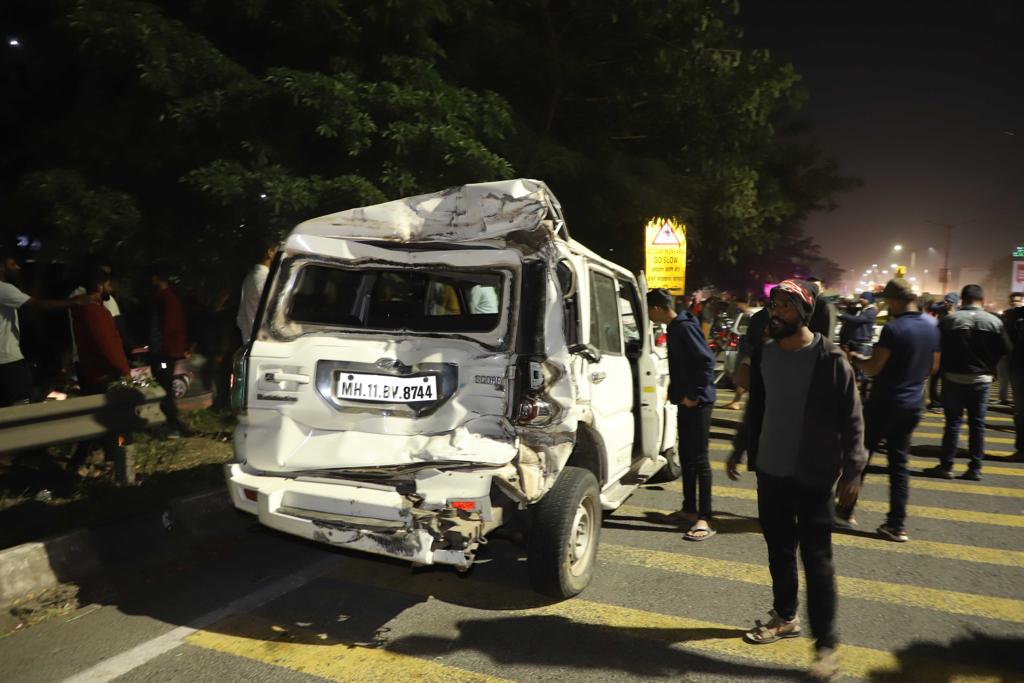 pune navale bridge accident photos Tanker hits 45 vehicles