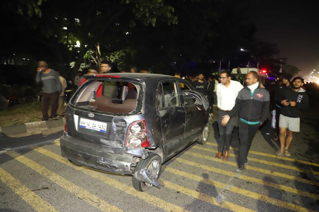 pune navale bridge accident photos Tanker hits 45 vehicles