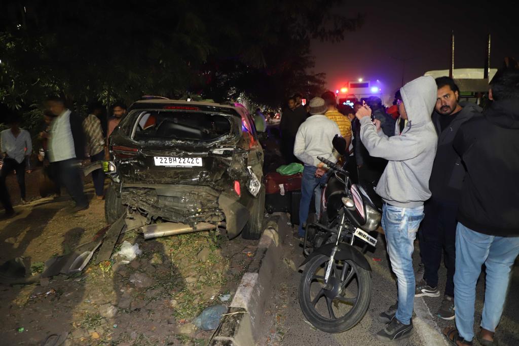 pune navale bridge accident photos Tanker hits 45 vehicles