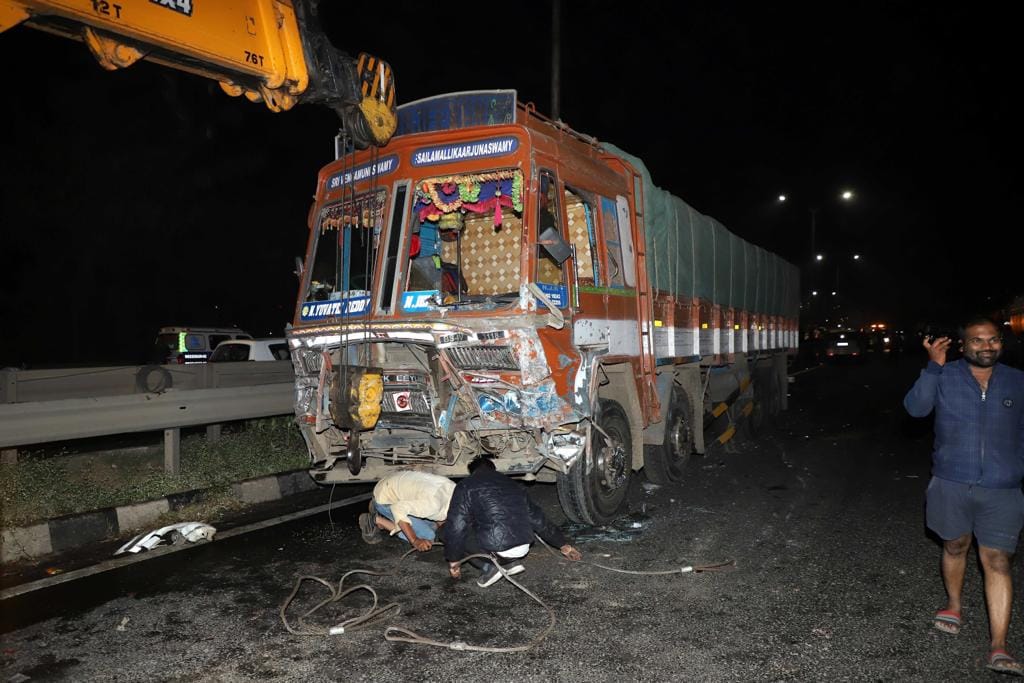 pune navale bridge accident photos Tanker hits 45 vehicles