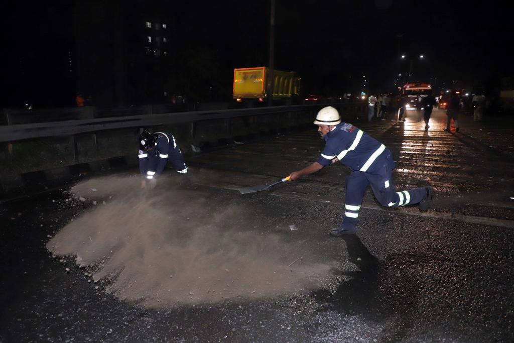 pune navale bridge accident photos Tanker hits 45 vehicles